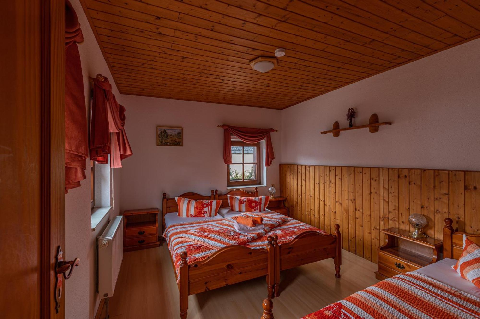 Pension Und Gaststaette Zur Knappenschaenke Thermalbad Wiesenbad Buitenkant foto